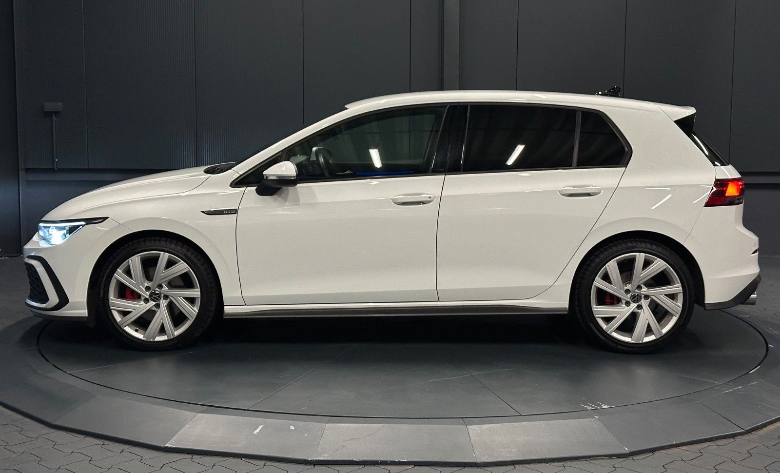 Volkswagen Golf 2023 г. Белый, пробег 24000 км