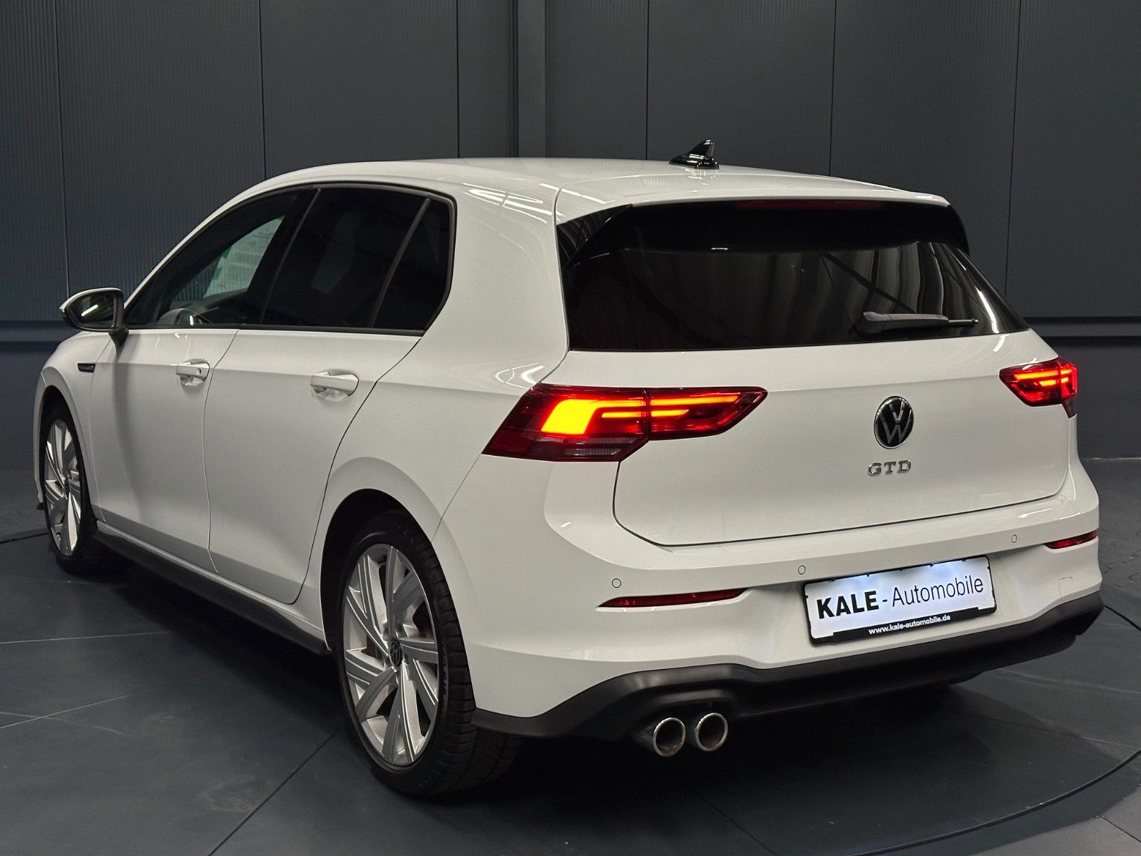 Volkswagen Golf 2023 г. Белый, пробег 24000 км