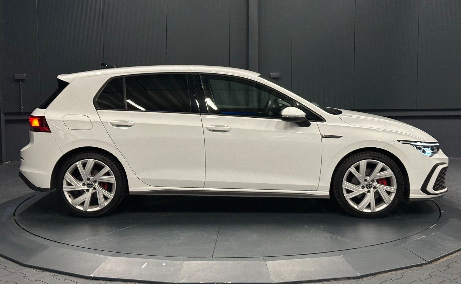 Volkswagen Golf 2023 г. Белый, пробег 24000 км