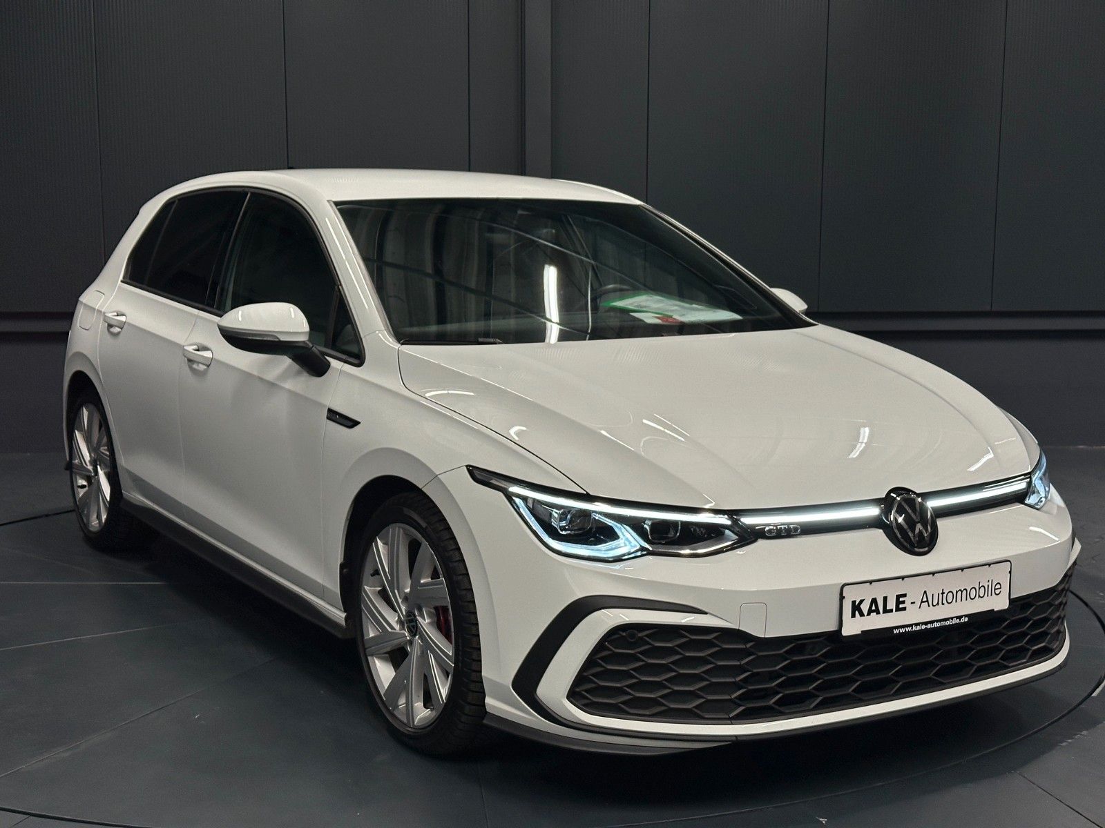 Volkswagen Golf 2023 г. Белый, пробег 24000 км