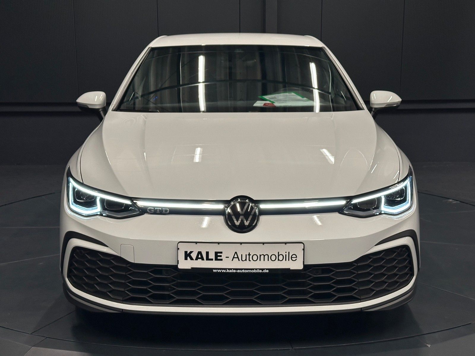 Volkswagen Golf 2023 г. Белый, пробег 24000 км