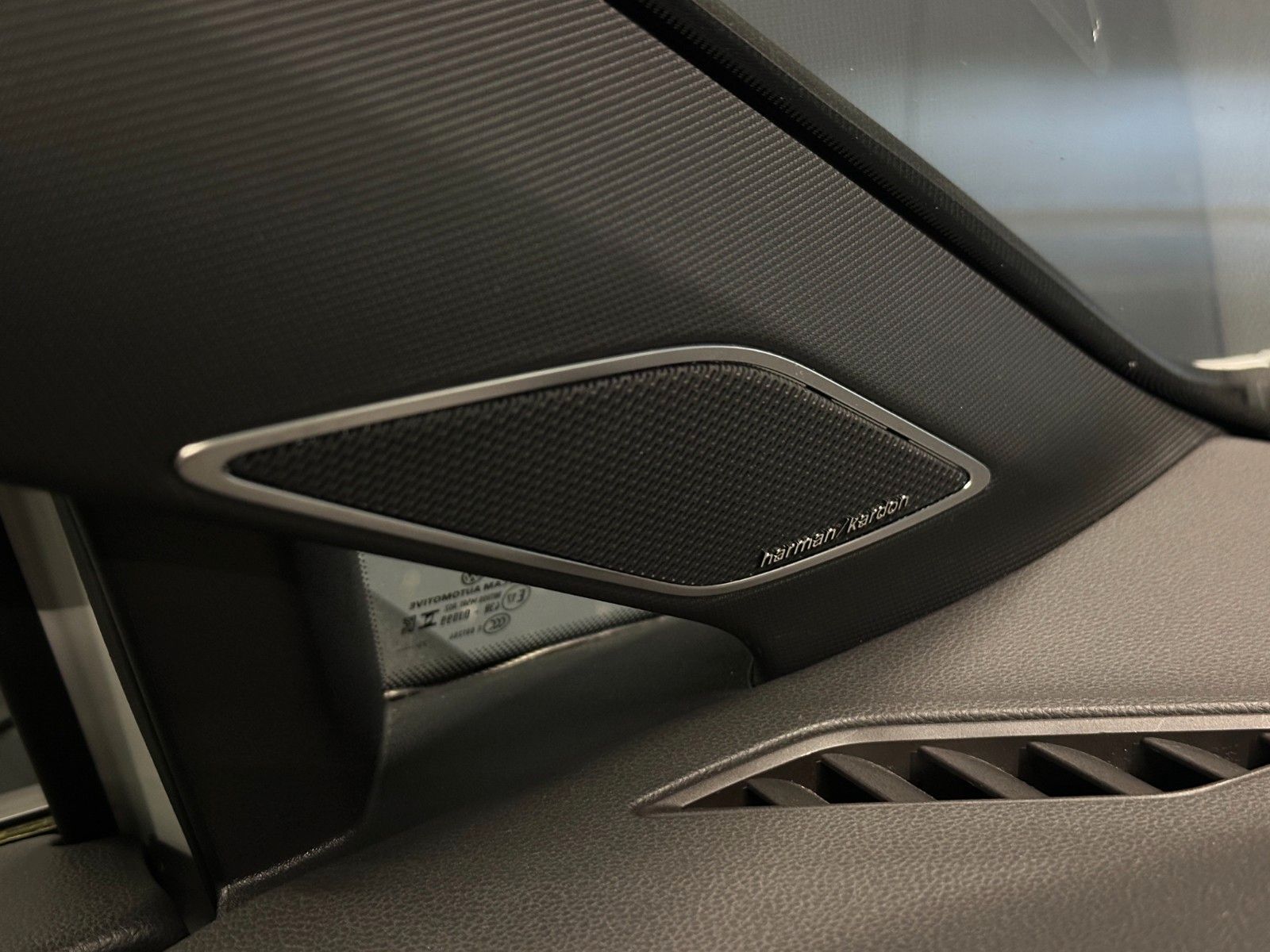 Volkswagen Golf 2023 г. Белый, пробег 24000 км