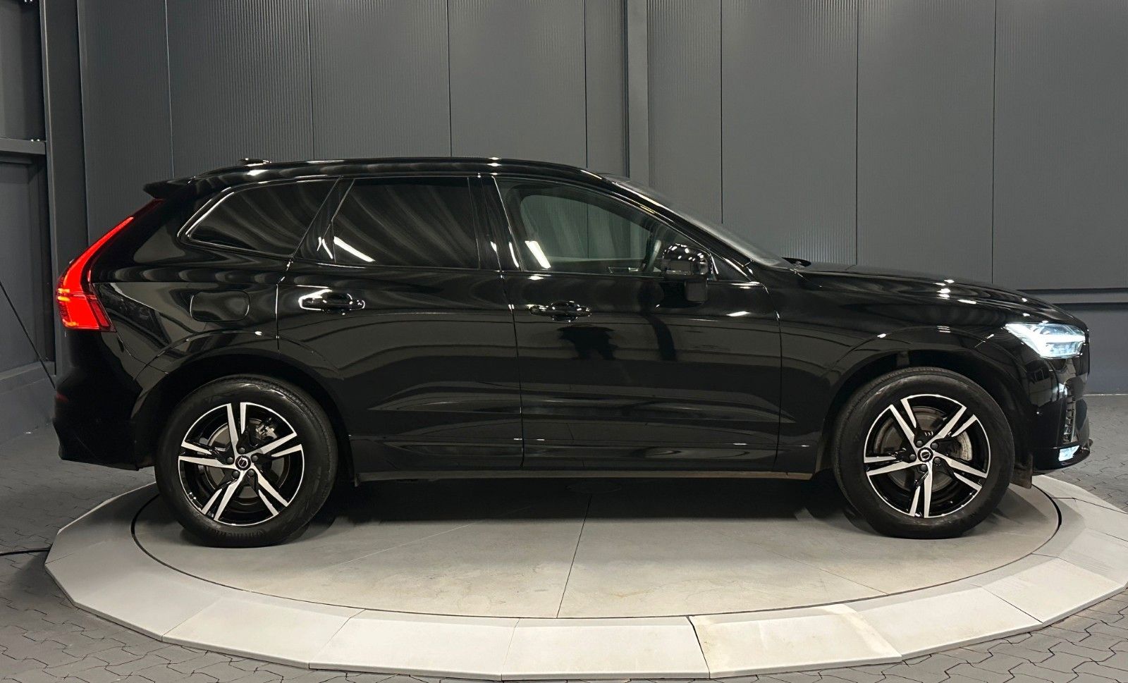 Volvo XC60 2022 г. Чёрный, пробег 60000 км