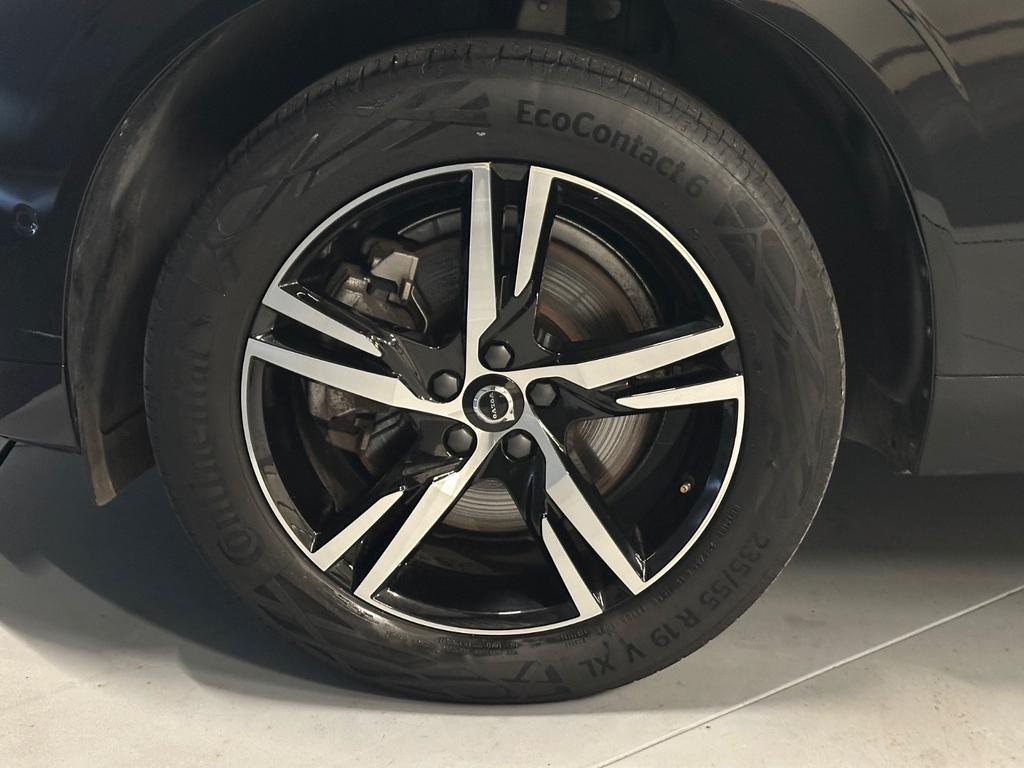 Volvo XC60 2022 г. Чёрный, пробег 60000 км