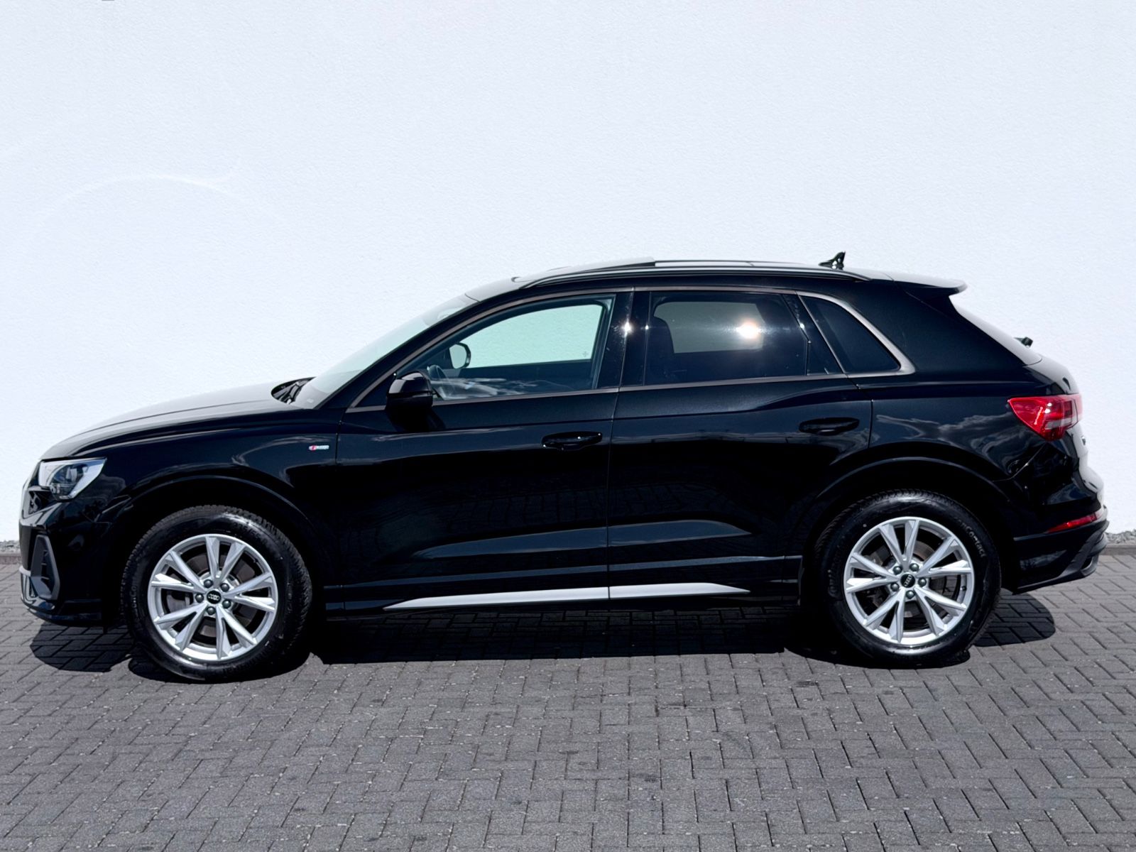 Audi Q3 2025 г. Чёрный, пробег 32000 км