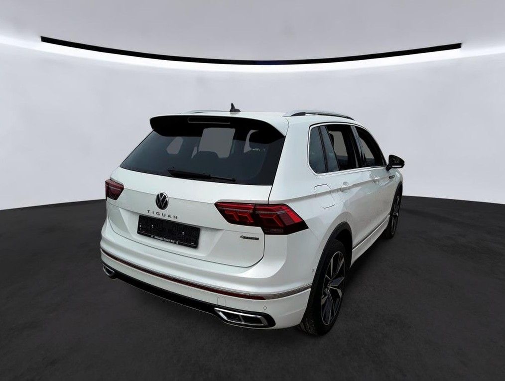 Volkswagen Tiguan 2023 г. Белый, пробег 25739 км