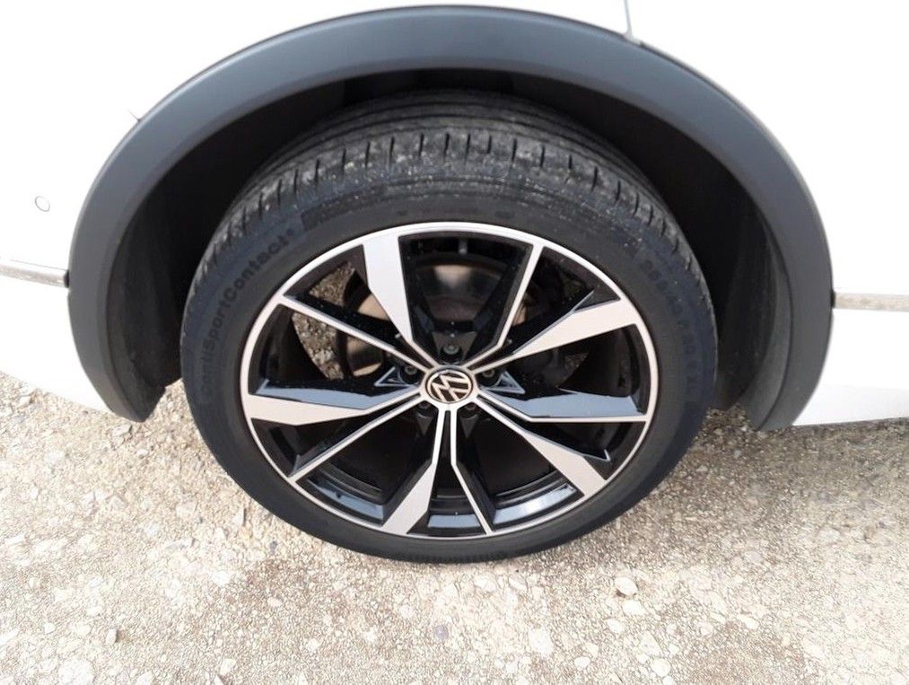 Volkswagen Tiguan 2023 г. Белый, пробег 25739 км