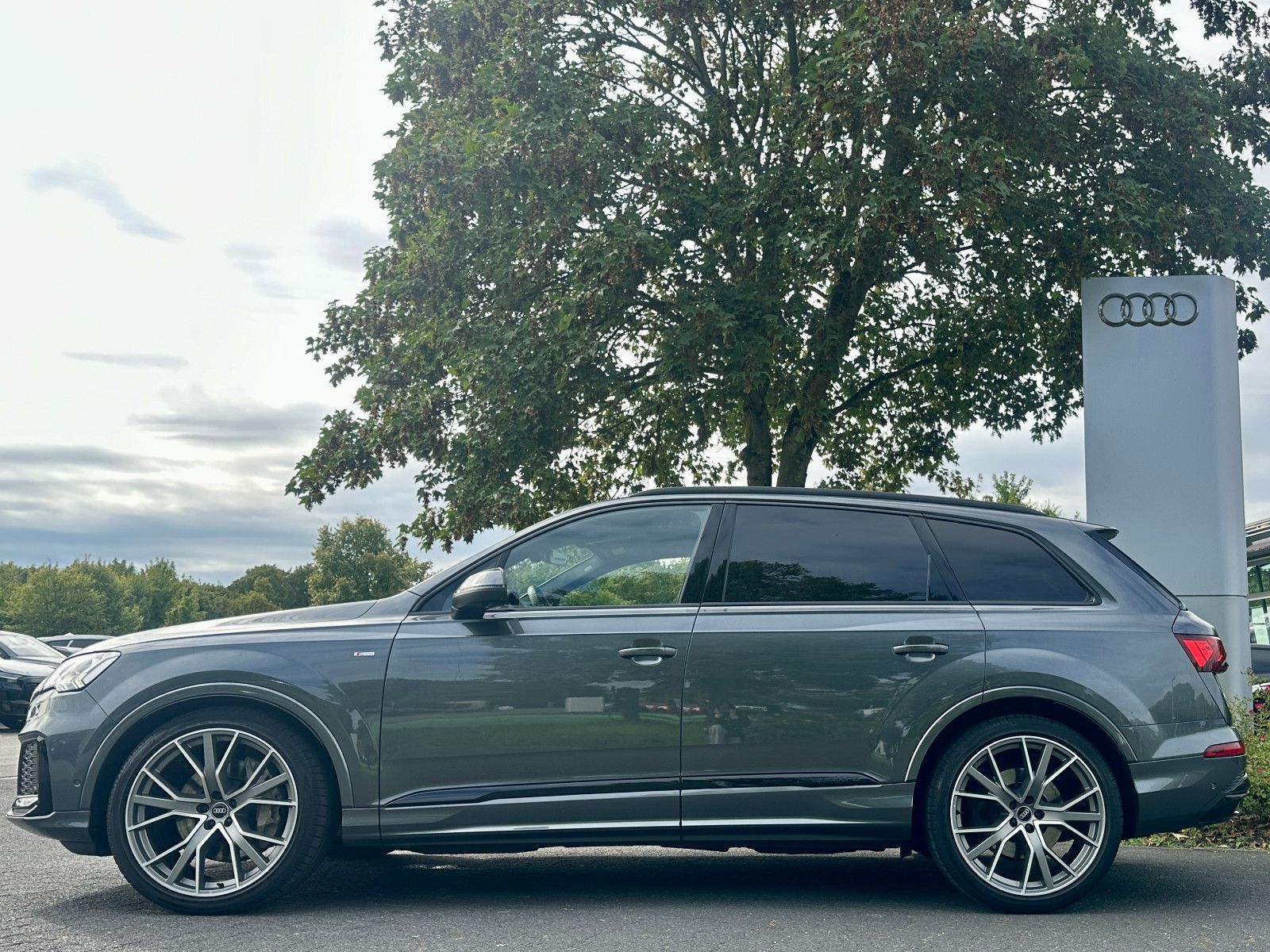 Audi Q7 2022 г. Серый, пробег 59890 км