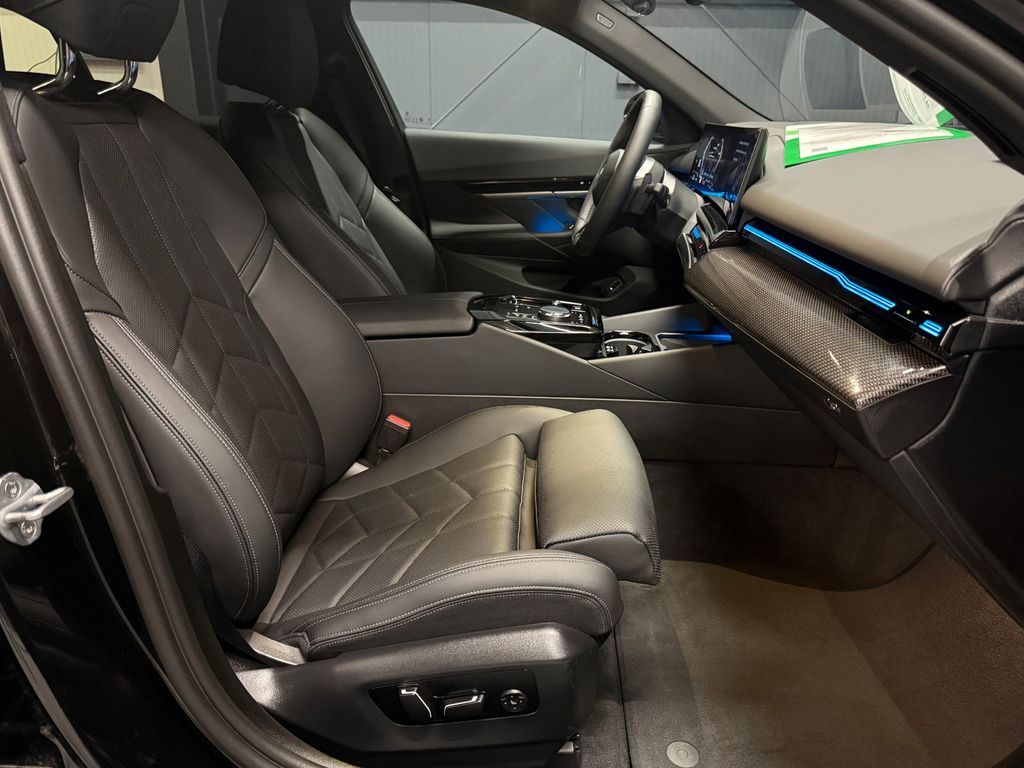 BMW 520 2024 г. Чёрный, пробег 25000 км