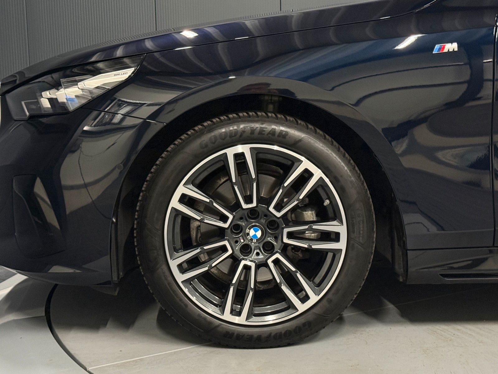 BMW 520 2024 г. Чёрный, пробег 20000 км