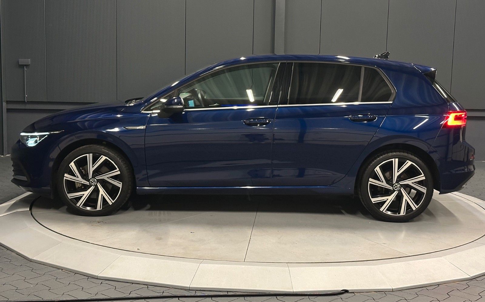 Volkswagen Golf 2023 г. Синий, пробег 13000 км