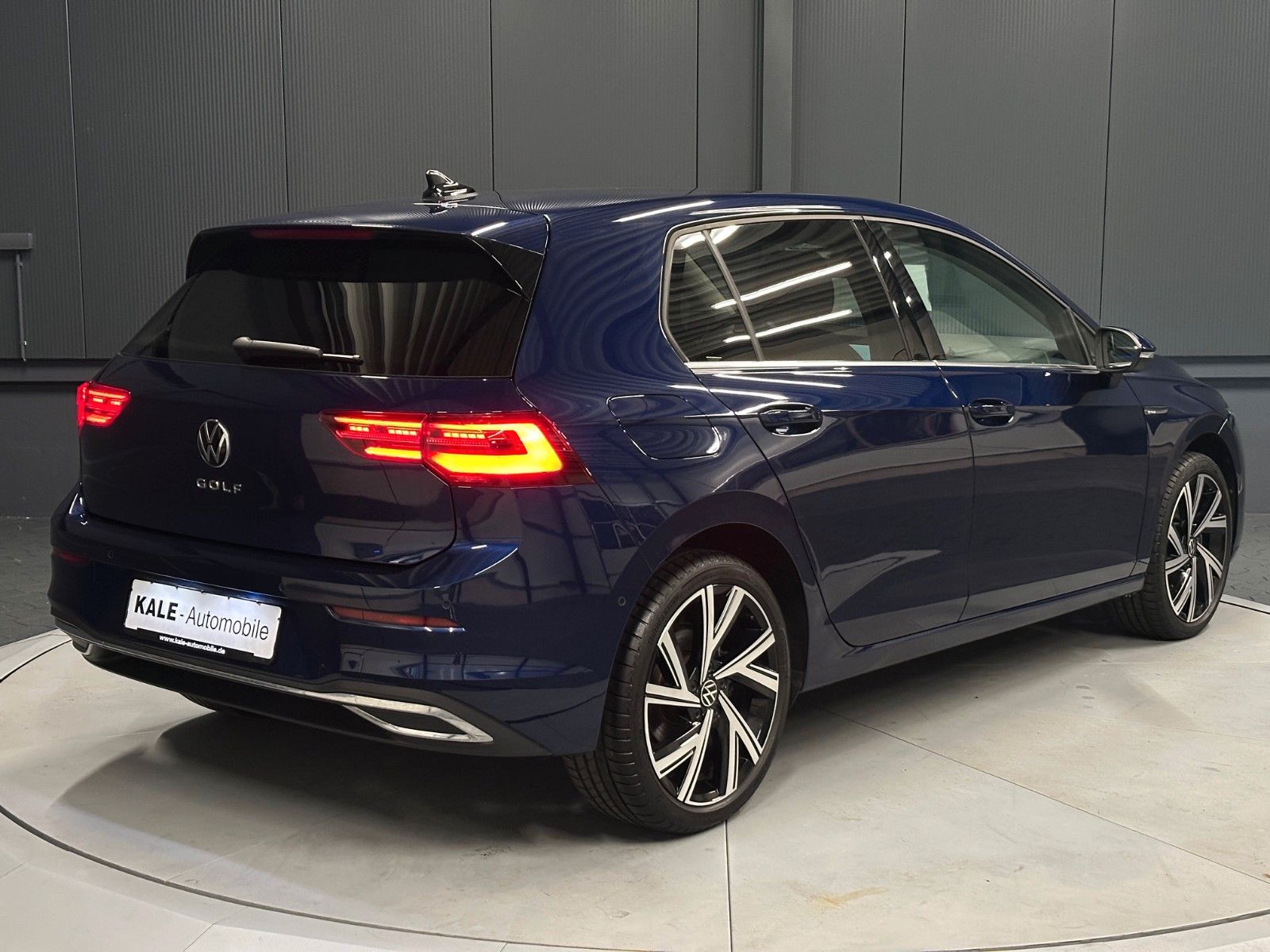 Volkswagen Golf 2023 г. Синий, пробег 13000 км