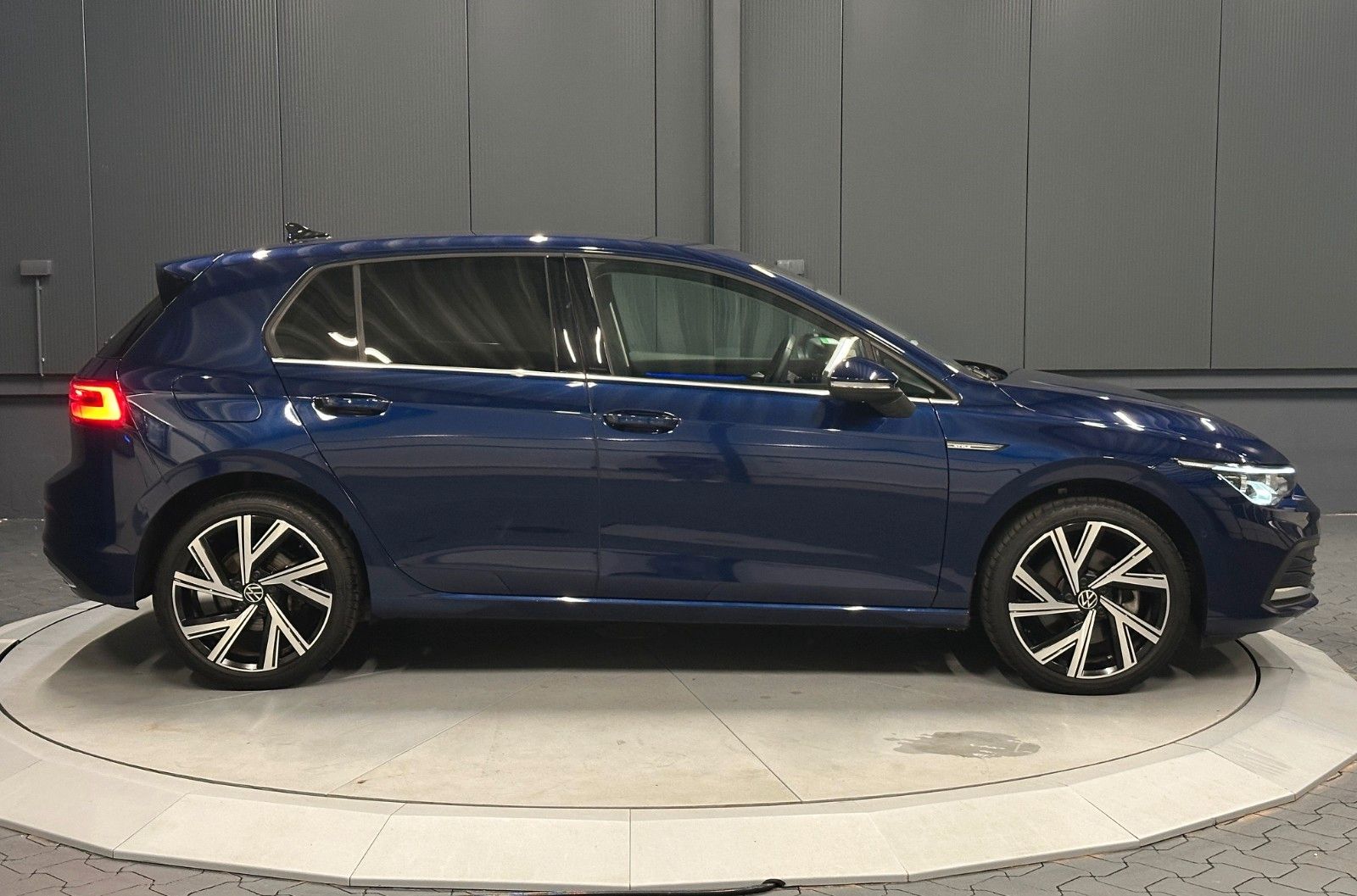 Volkswagen Golf 2023 г. Синий, пробег 13000 км