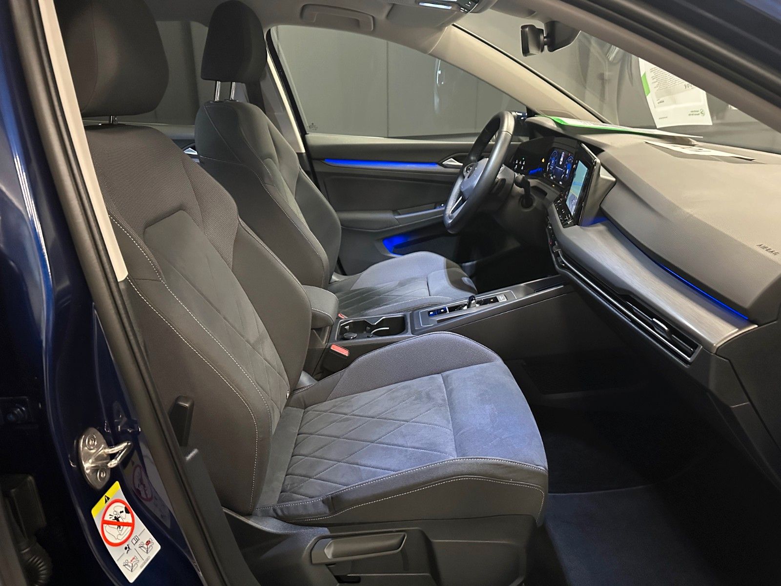 Volkswagen Golf 2023 г. Синий, пробег 13000 км