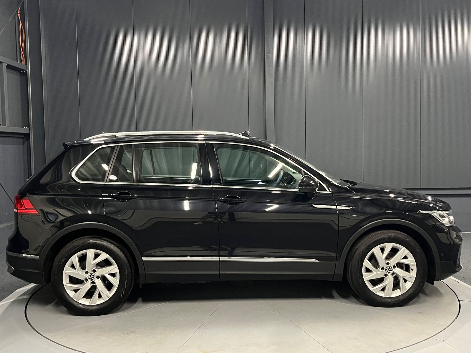 Volkswagen Tiguan 2021 г. Чёрный, пробег 56000 км