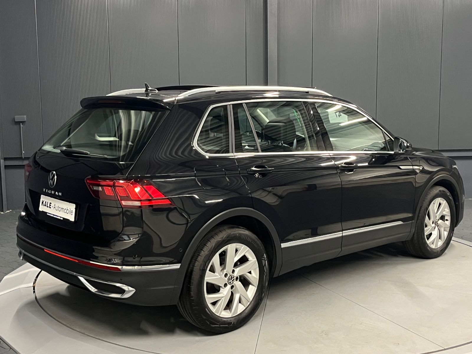 Volkswagen Tiguan 2021 г. Чёрный, пробег 56000 км