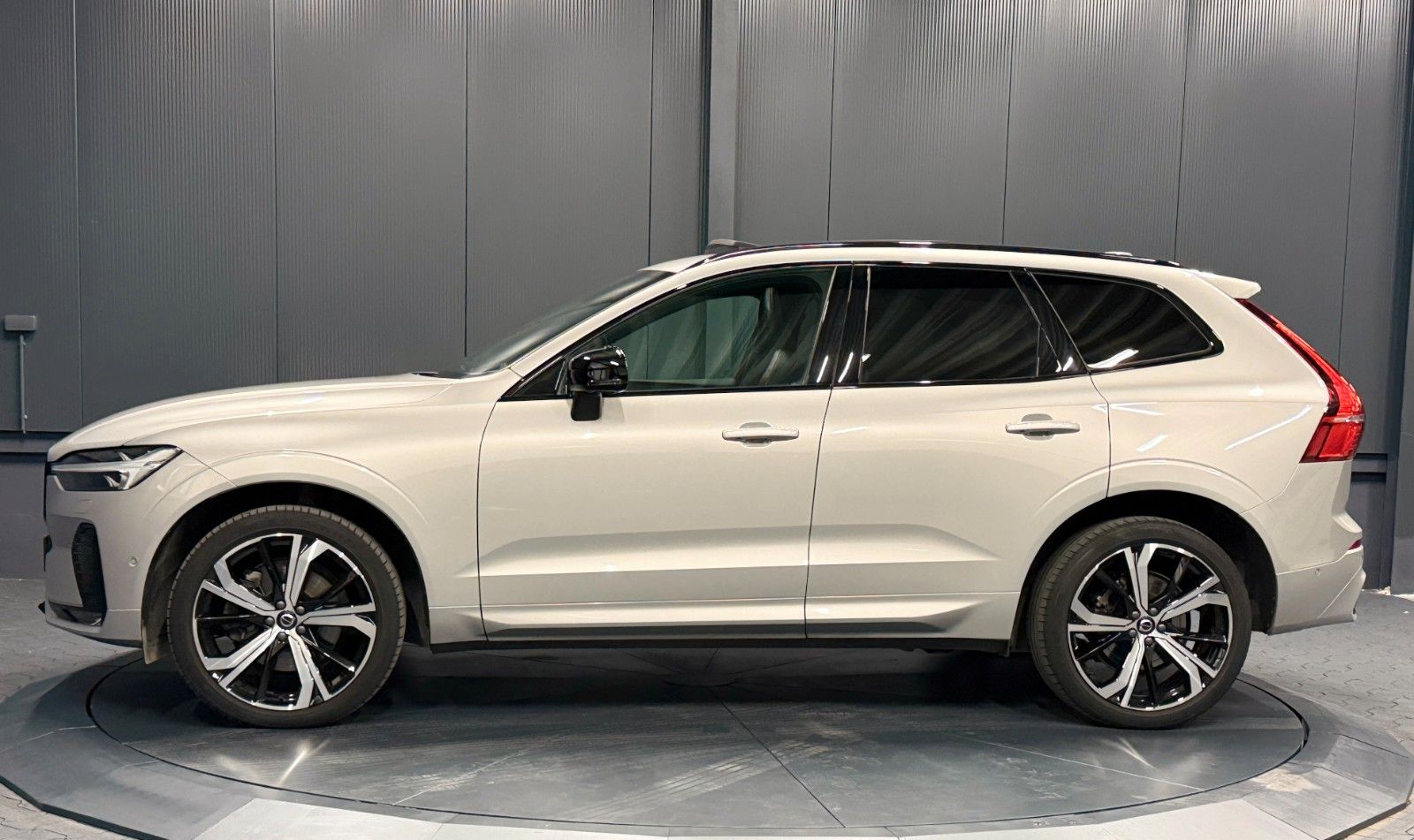 Volvo XC60 2023 г. Серый, пробег 28850 км
