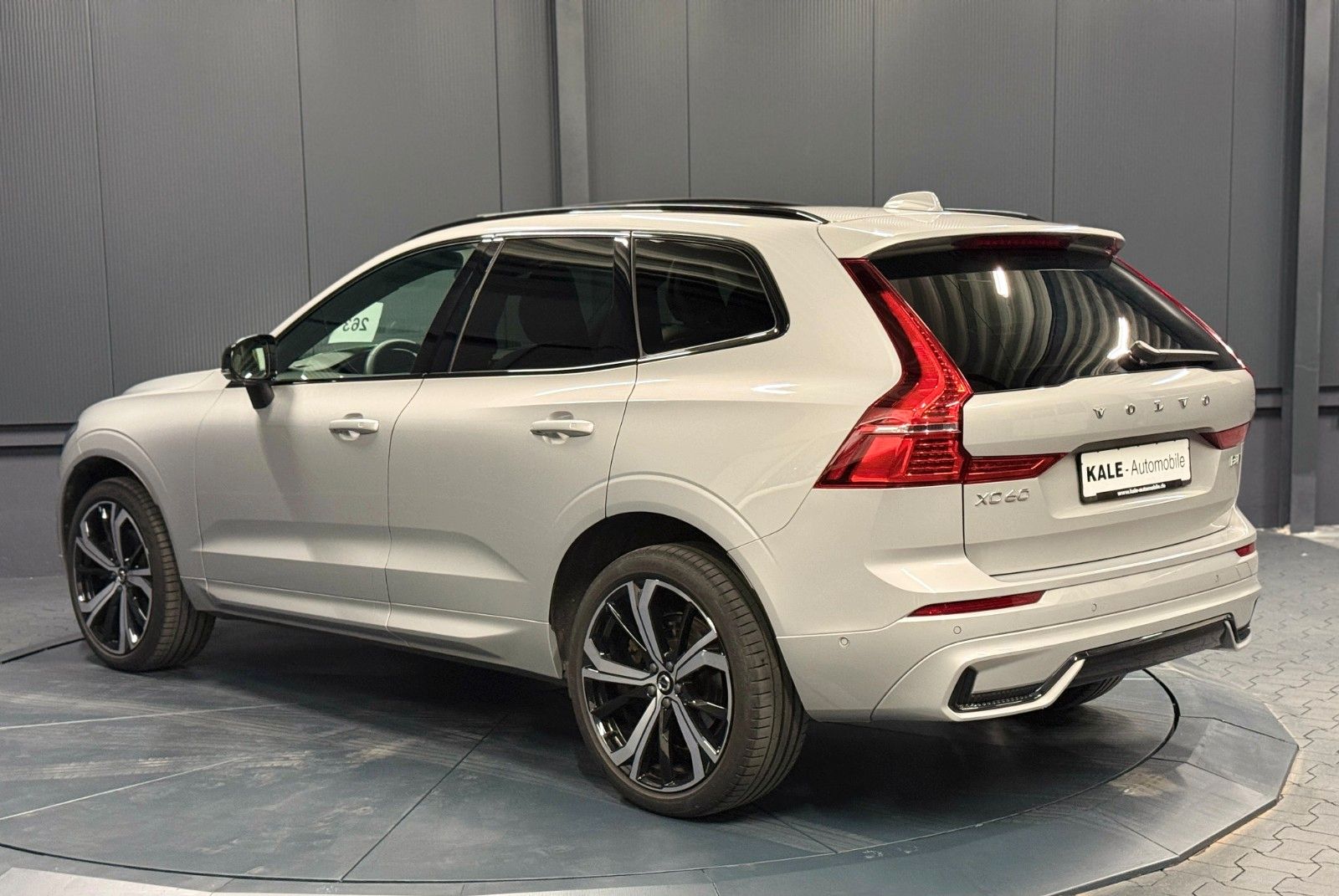Volvo XC60 2023 г. Серый, пробег 28850 км