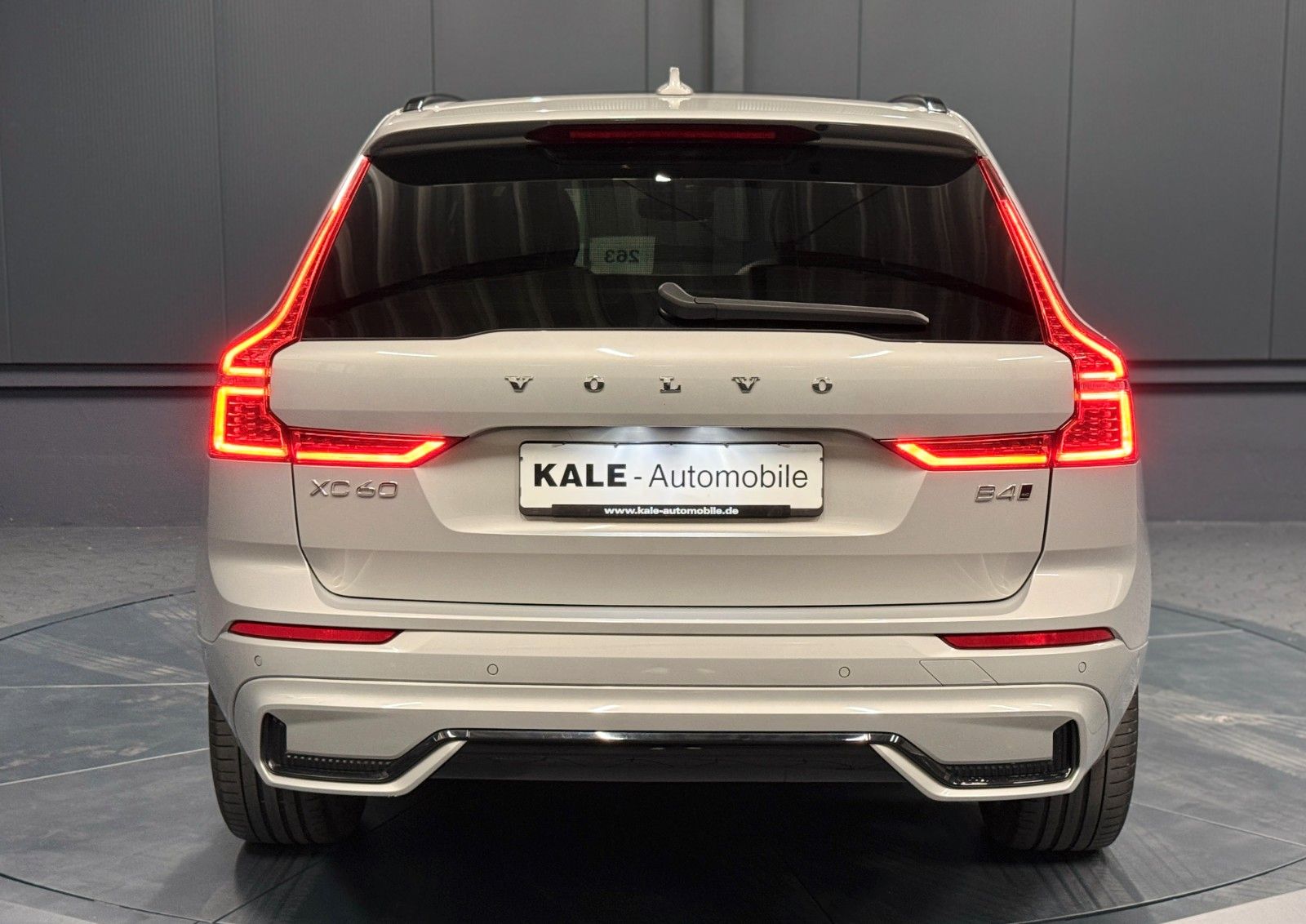 Volvo XC60 2023 г. Серый, пробег 28850 км
