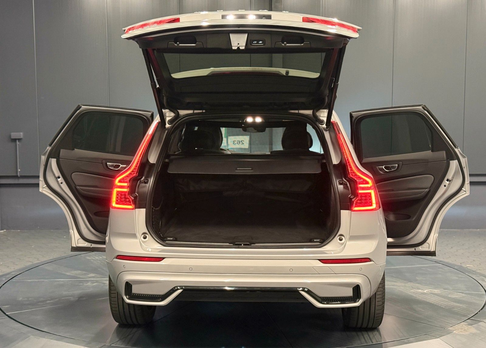 Volvo XC60 2023 г. Серый, пробег 28850 км