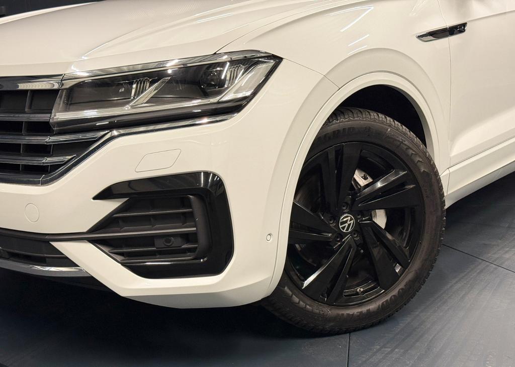 Volkswagen Touareg 2023 г. Белый, пробег 58000 км