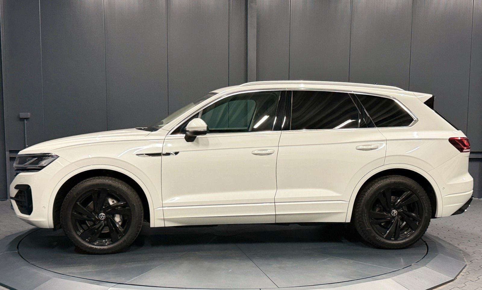 Volkswagen Touareg 2023 г. Белый, пробег 58000 км