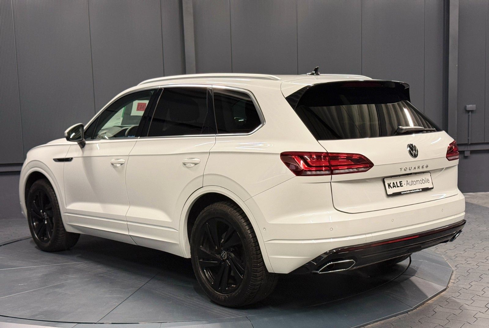 Volkswagen Touareg 2023 г. Белый, пробег 58000 км