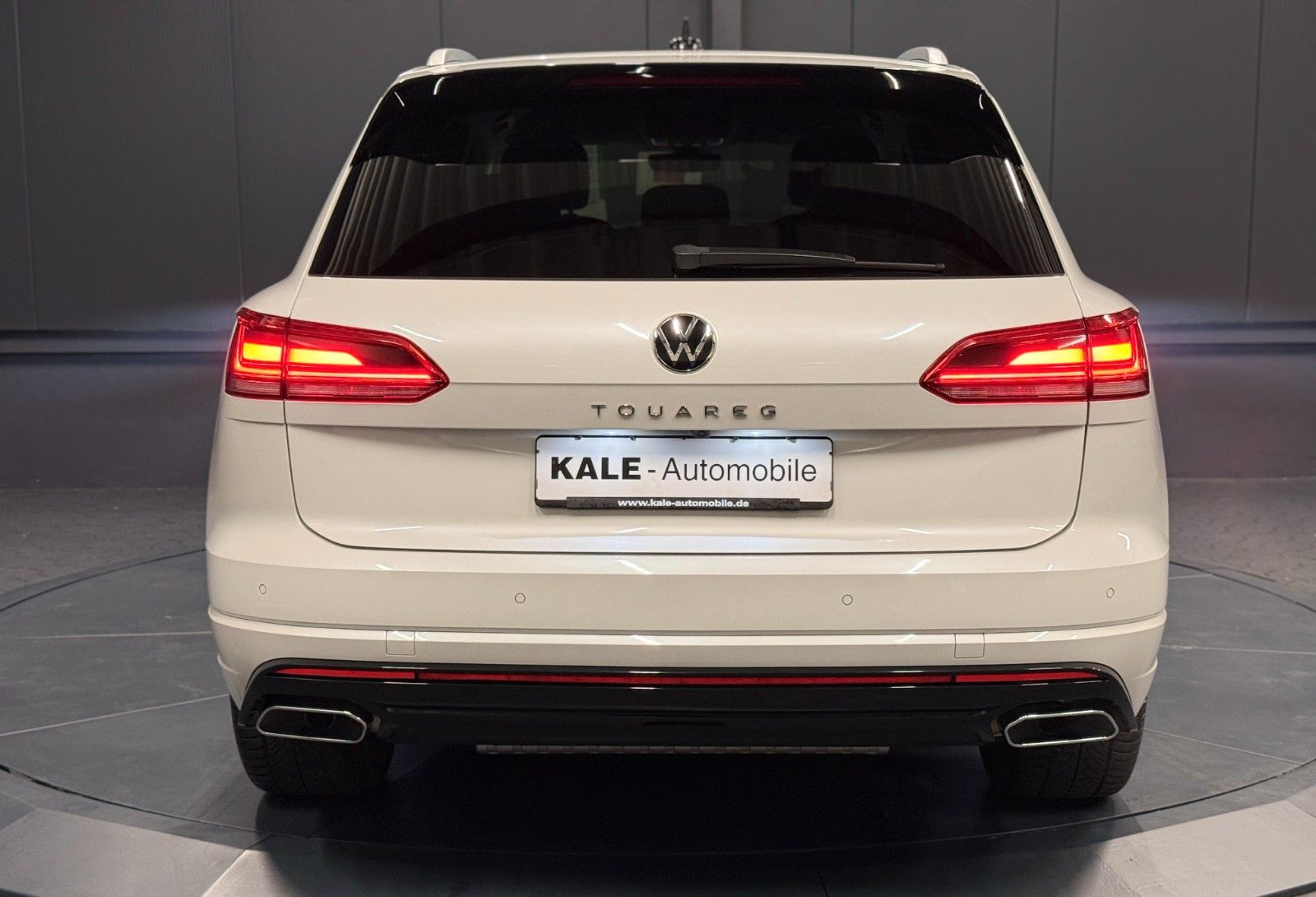 Volkswagen Touareg 2023 г. Белый, пробег 58000 км