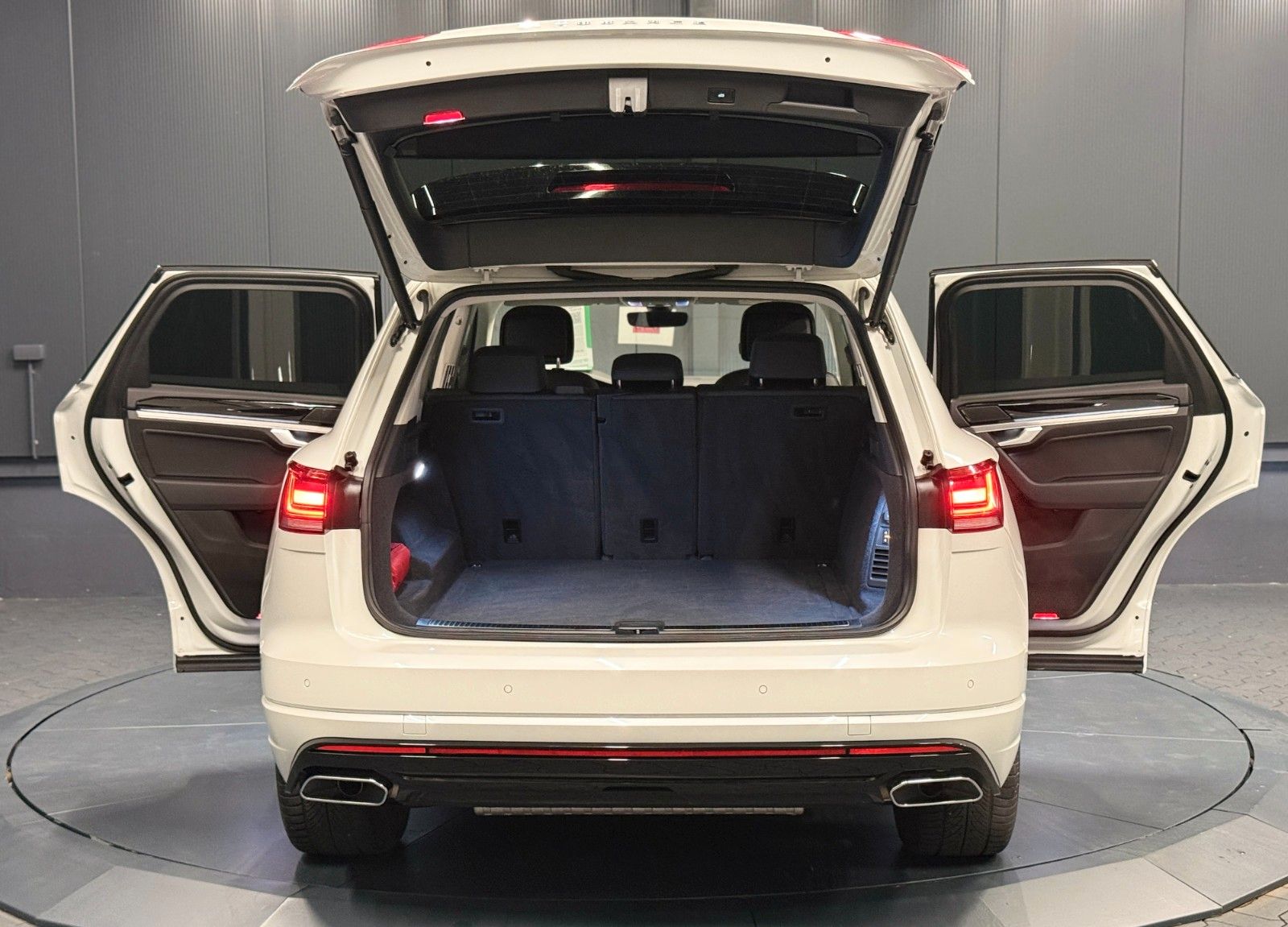 Volkswagen Touareg 2023 г. Белый, пробег 58000 км