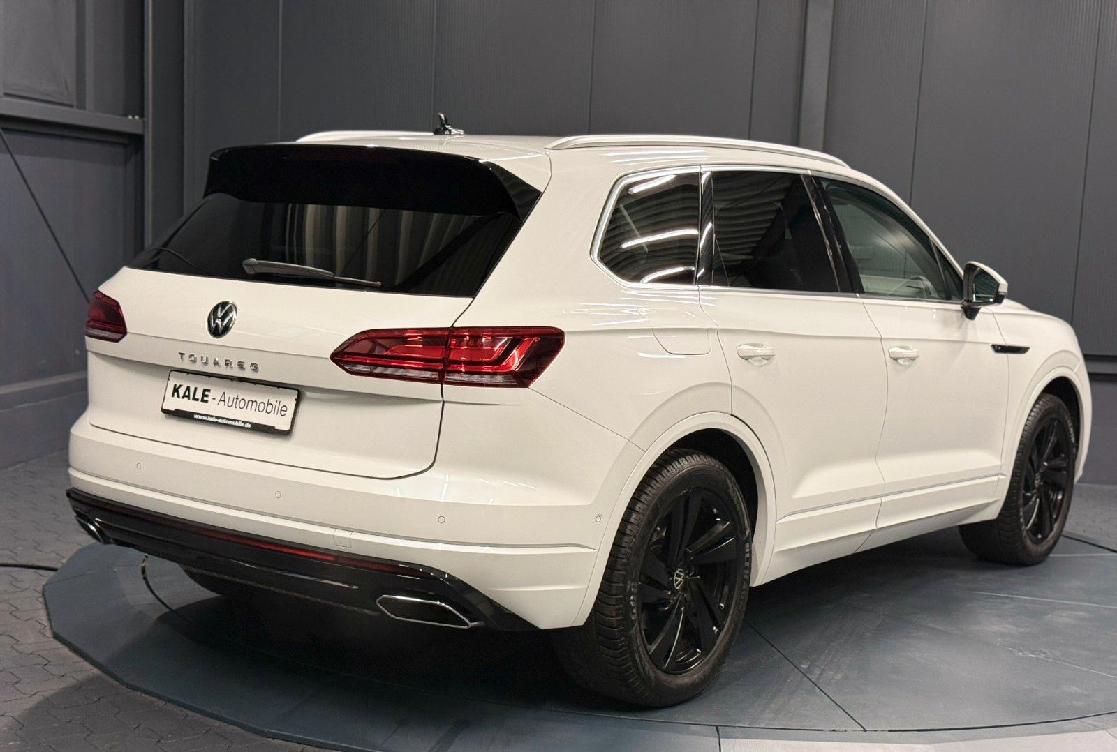 Volkswagen Touareg 2023 г. Белый, пробег 58000 км