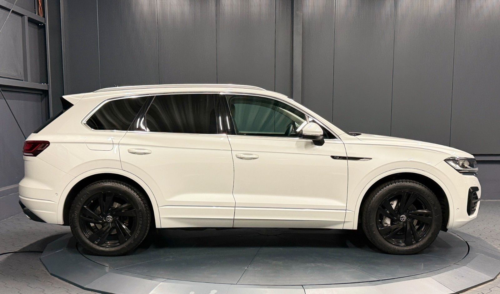 Volkswagen Touareg 2023 г. Белый, пробег 58000 км