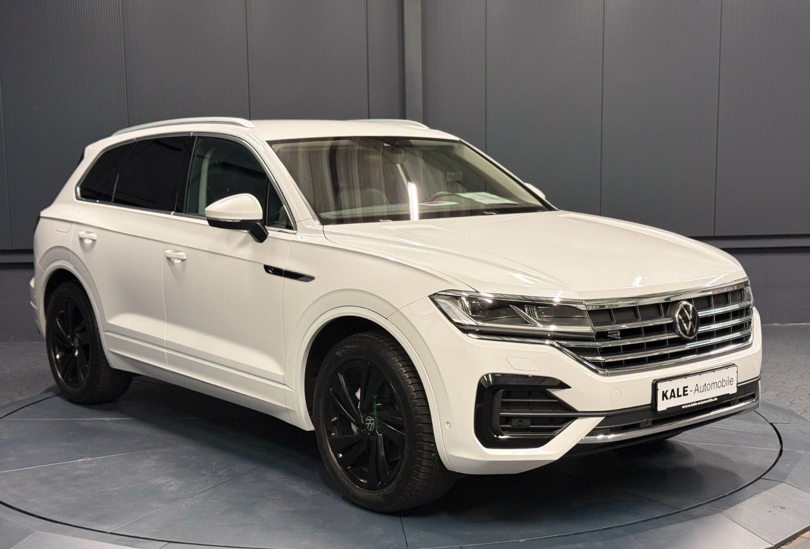 Volkswagen Touareg 2023 г. Белый, пробег 58000 км