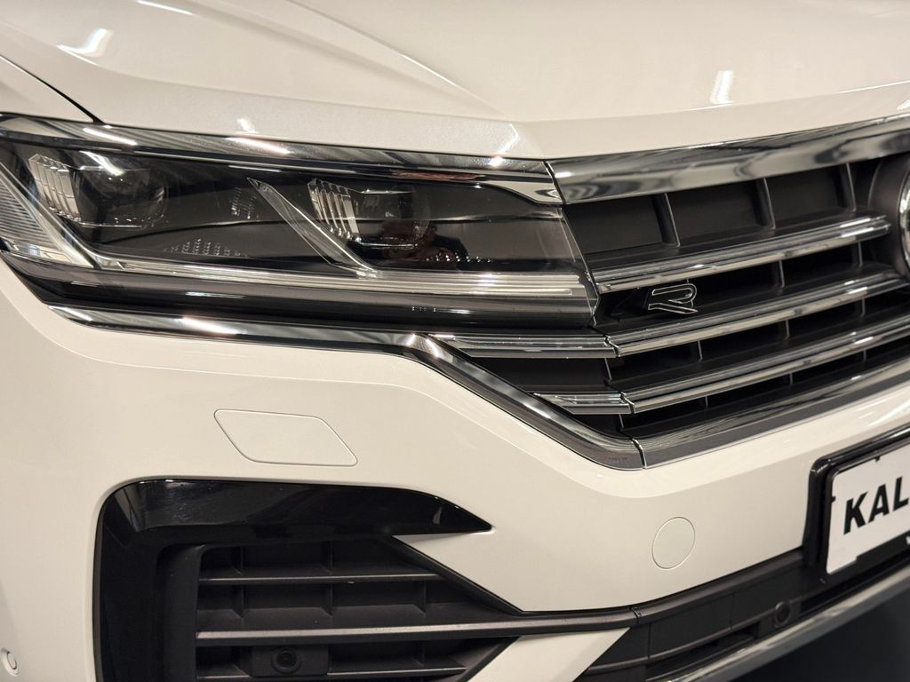 Volkswagen Touareg 2023 г. Белый, пробег 58000 км