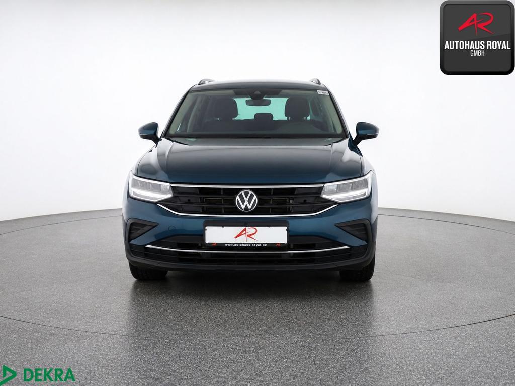 Volkswagen Tiguan 2023 г. Синий, пробег 40000 км