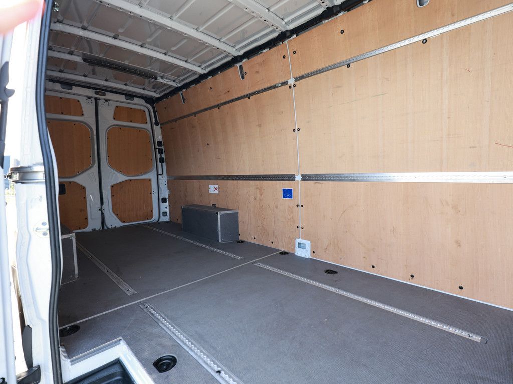 Mercedes-Benz SPRINTER 2024 г. Белый, пробег 37871 км
