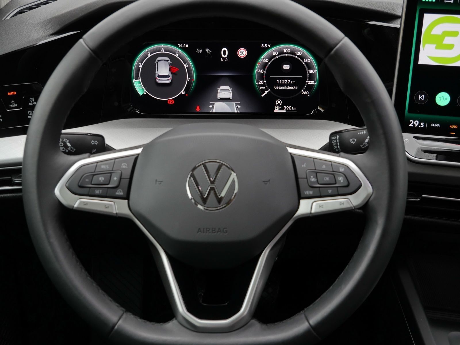 Volkswagen Golf 2024 г. Синий, пробег 11324 км