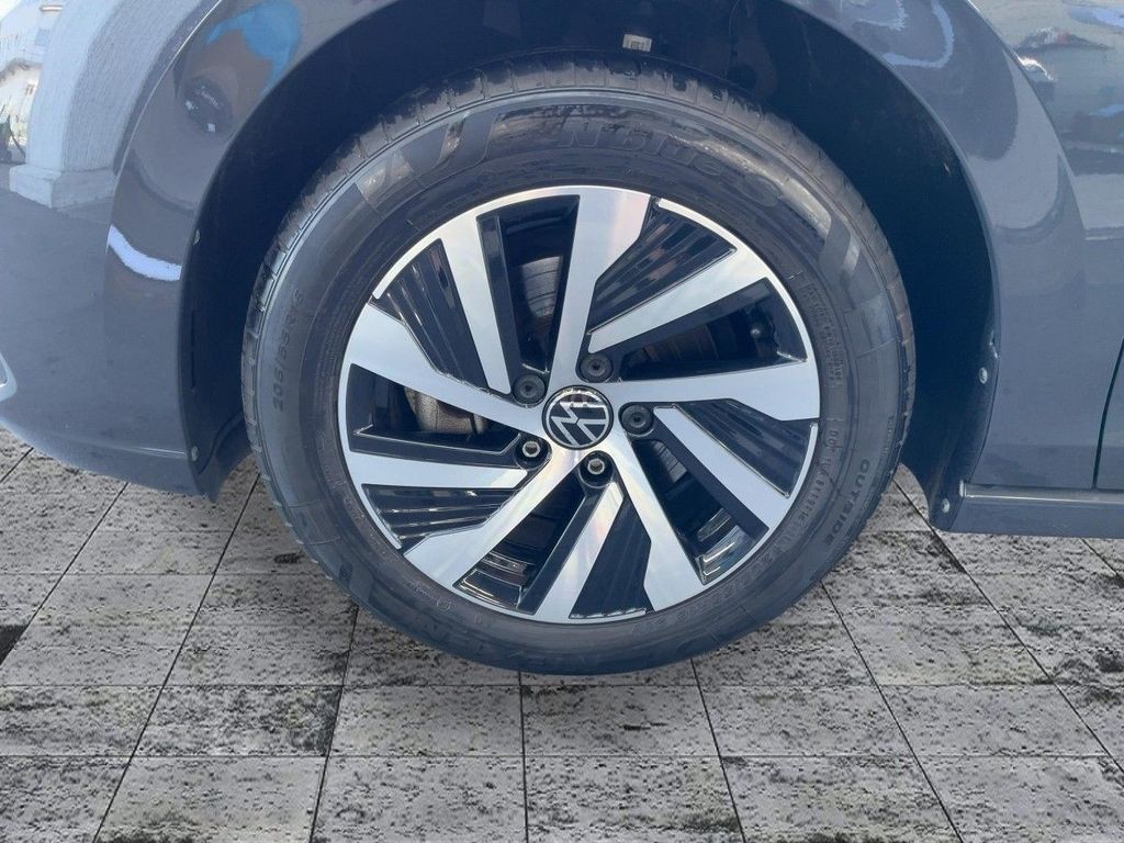 Volkswagen Golf 2024 г. Серый, пробег 18174 км
