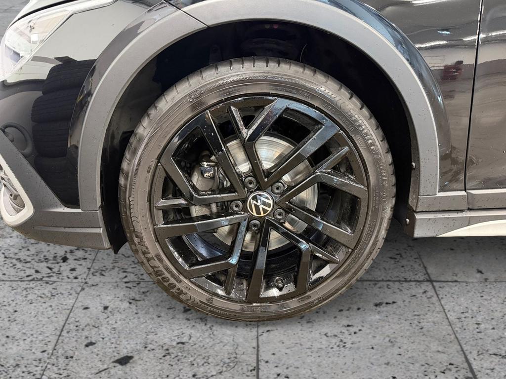 Volkswagen Golf 2024 г. Чёрный, пробег 33799 км