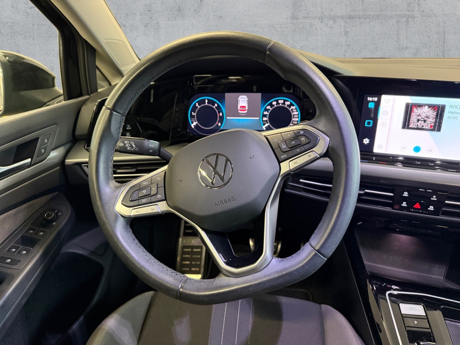 Volkswagen Golf 2024 г. Чёрный, пробег 33799 км