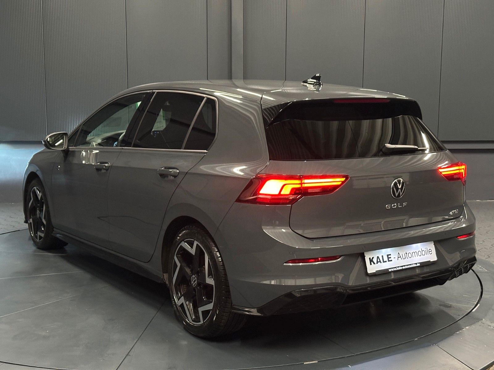 Volkswagen Golf 2024 г. Серый, пробег 33000 км