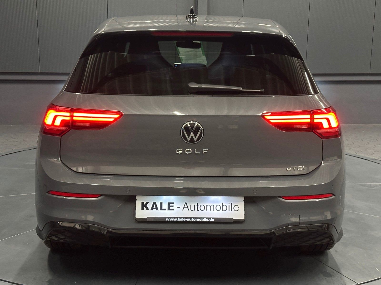 Volkswagen Golf 2024 г. Серый, пробег 33000 км
