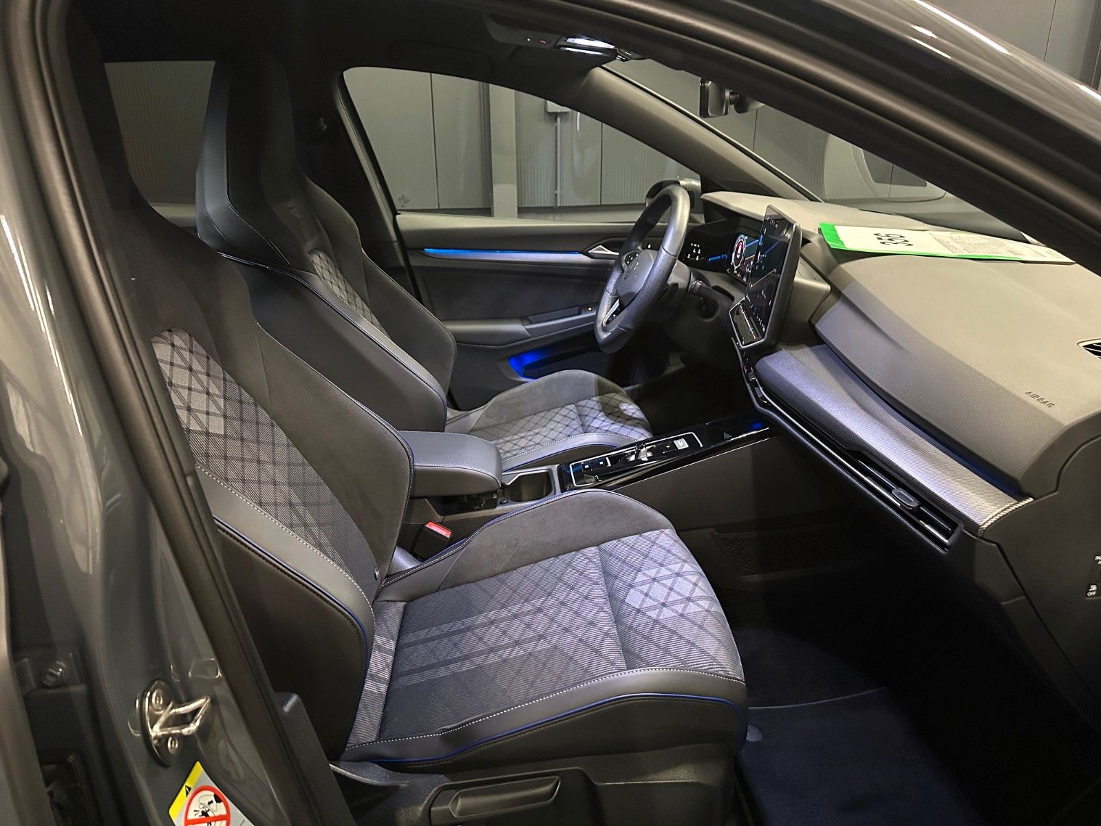 Volkswagen Golf 2024 г. Серый, пробег 33000 км