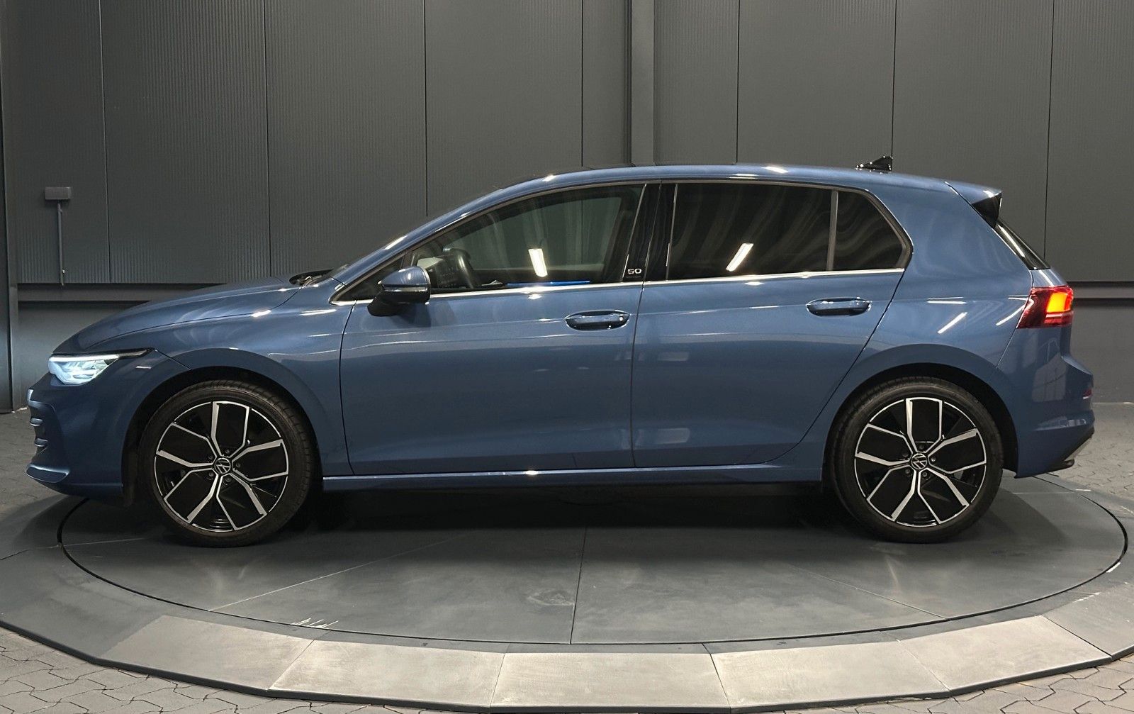 Volkswagen Golf 2024 г. Синий, пробег 17750 км