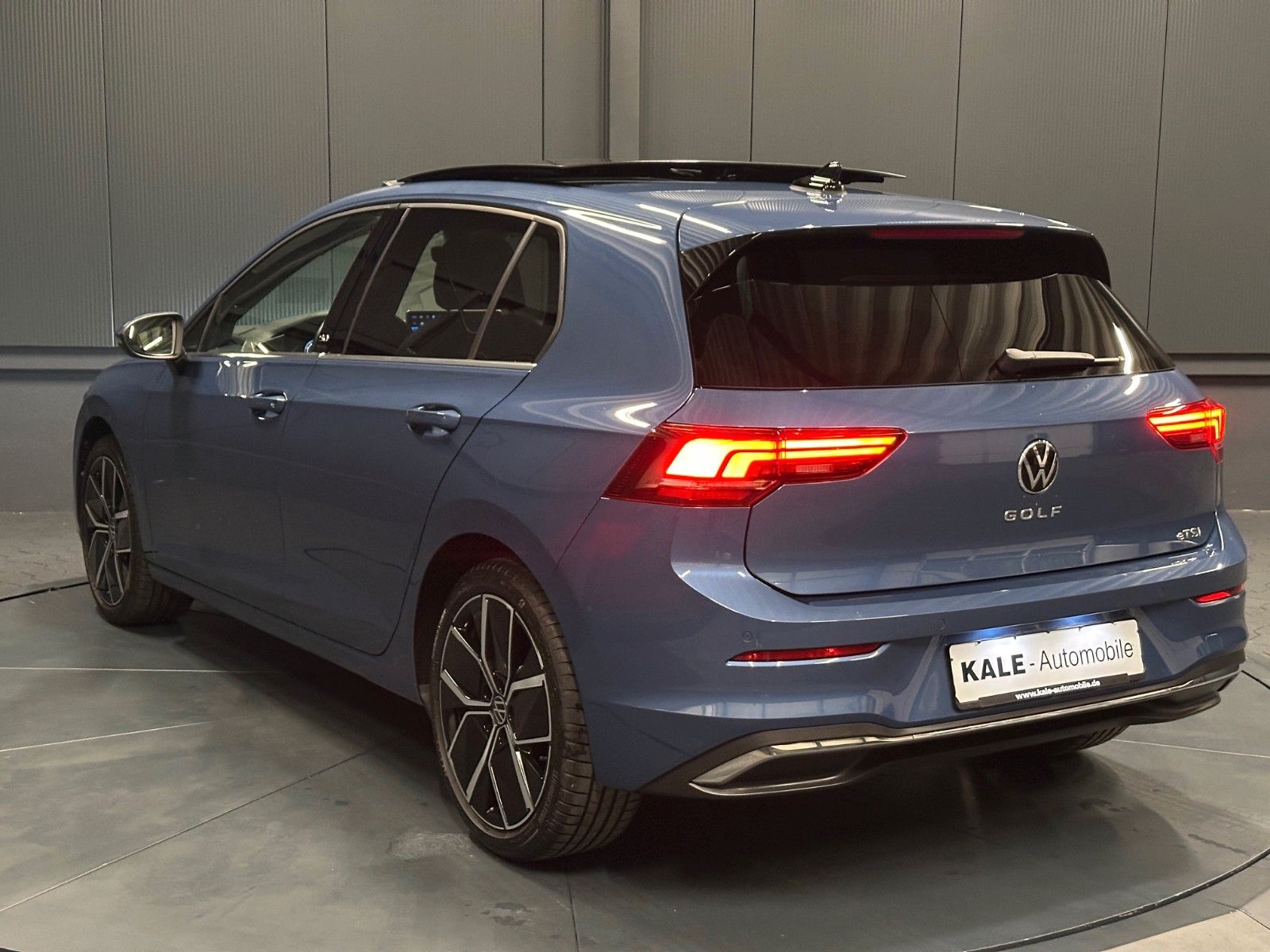 Volkswagen Golf 2024 г. Синий, пробег 17750 км