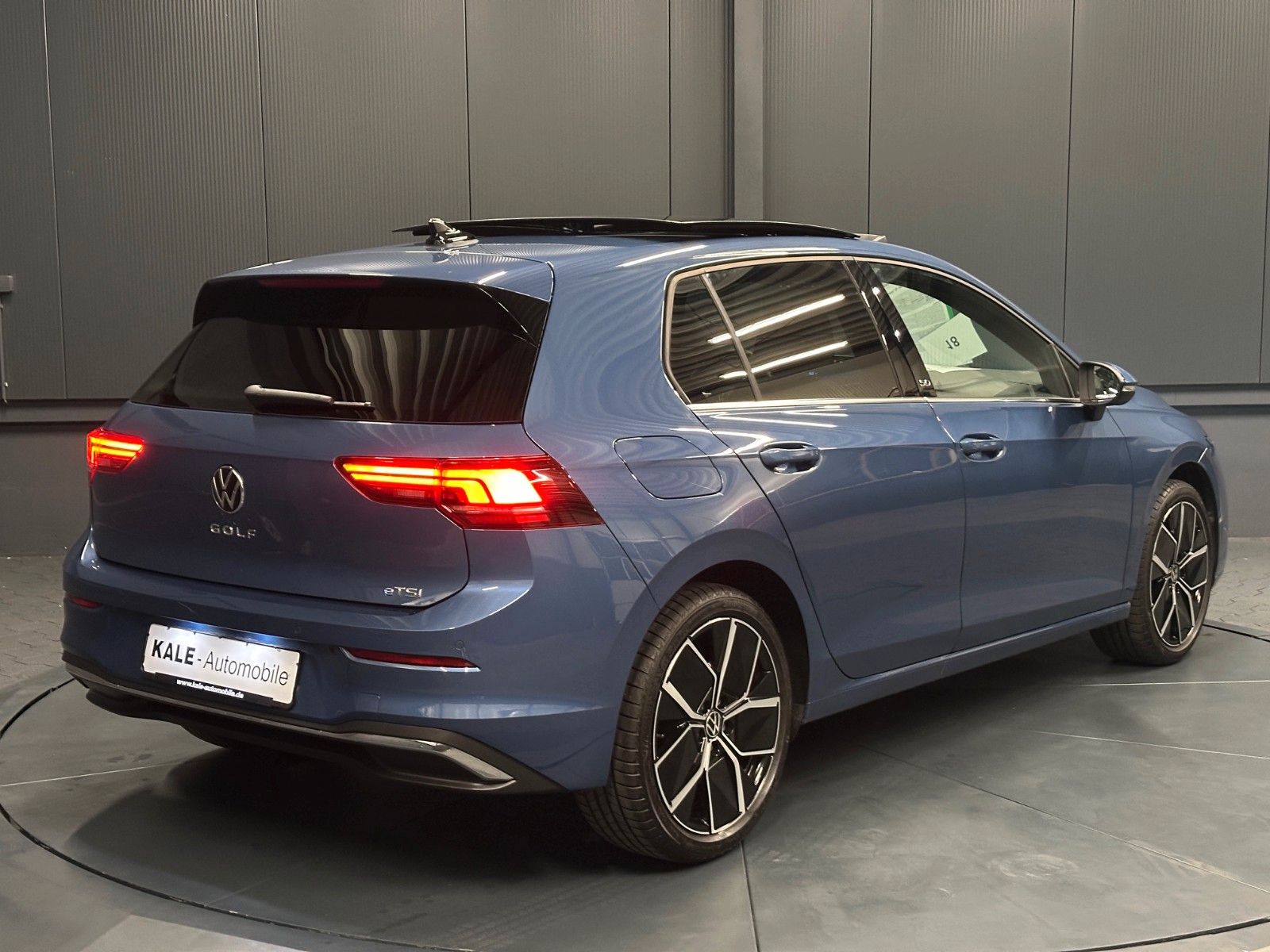 Volkswagen Golf 2024 г. Синий, пробег 17750 км