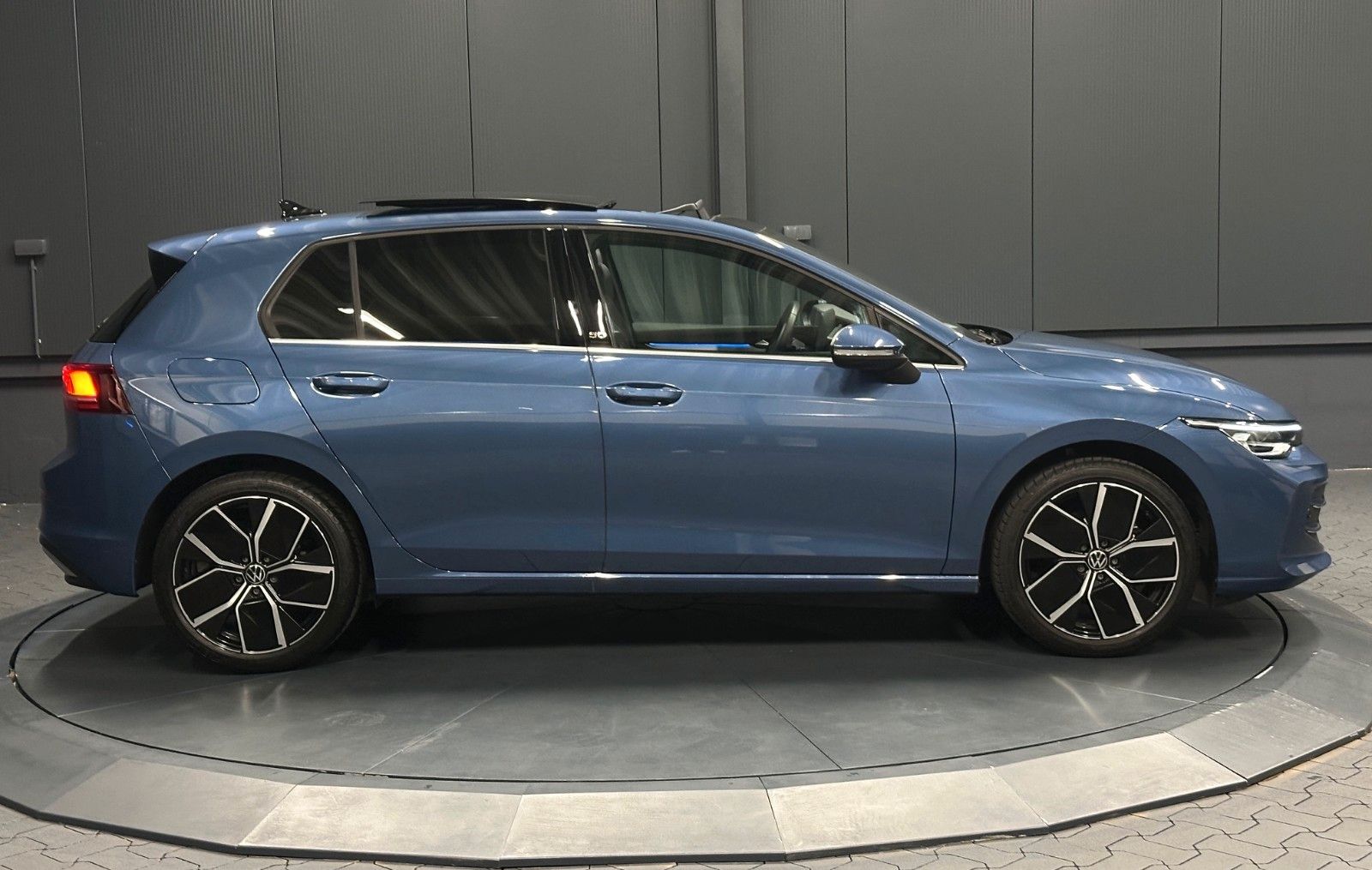 Volkswagen Golf 2024 г. Синий, пробег 17750 км