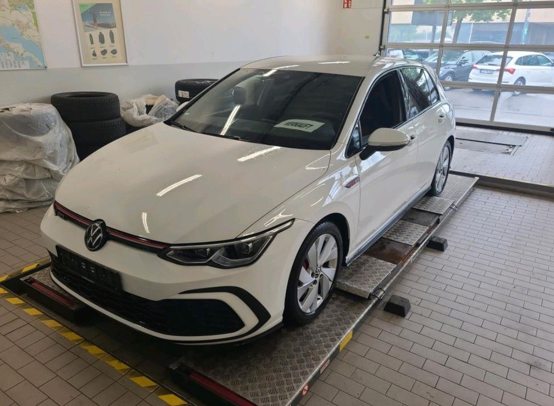 Volkswagen Golf 2024 г. Белый, пробег 24299 км