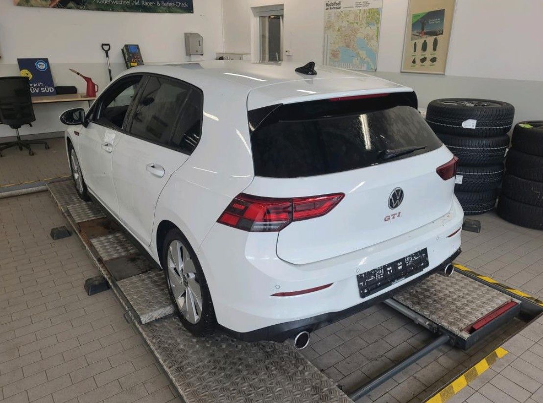 Volkswagen Golf 2024 г. Белый, пробег 24299 км