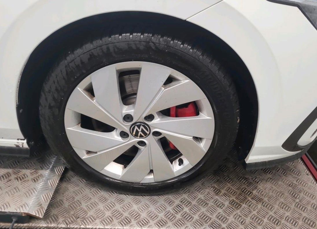 Volkswagen Golf 2024 г. Белый, пробег 24299 км