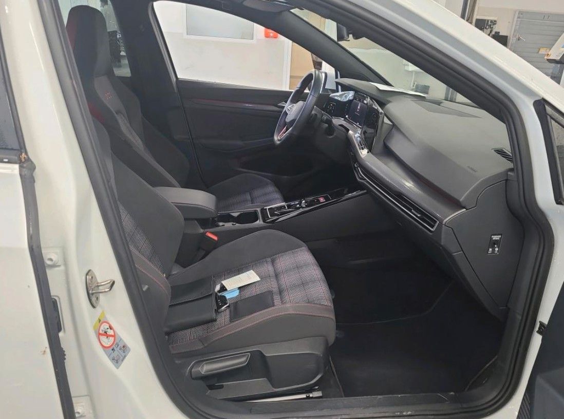 Volkswagen Golf 2024 г. Белый, пробег 24299 км